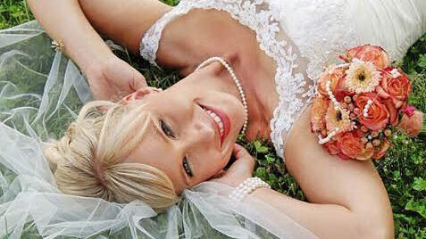 Die Hochzeit soll ein perfekter Tag für die Braut sein. Das macht diverse Vorbereitungen unumgänglich. Sicher sinnvoll ist der Besuch der Hochzeitsmesse in Schloss Wiesenthau, weil hier vieles auf einmal geklärt werden kann.  Fotos: www.fotoschwab.de