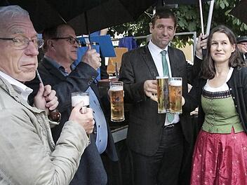 Die Laune hätte besser sein können: Dennoch stießen Bürgermeisterin Christiane Meyer (NLE), Landrat Hermann Ulm (CSU) sowie Gemeinderat Gerhard Riediger und Stadtrat Erwin Horn (von rechts) auf ein gelungenes Altstadtfest 2016 an.