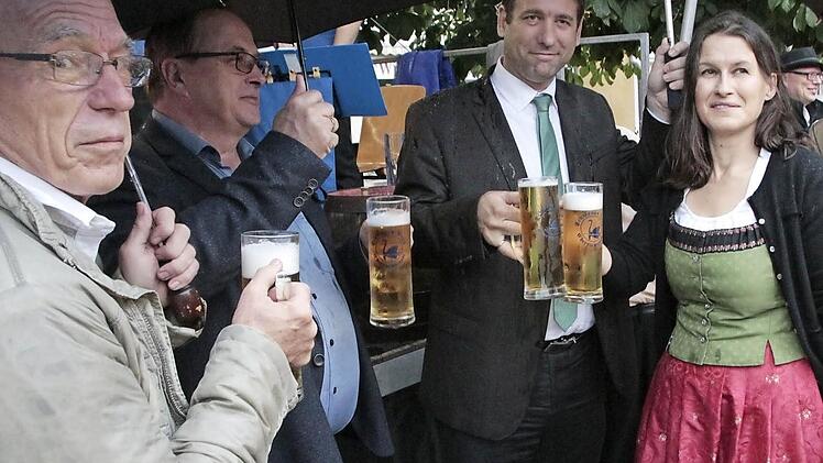 Die Laune hätte besser sein können: Dennoch stießen Bürgermeisterin Christiane Meyer (NLE), Landrat Hermann Ulm (CSU) sowie Gemeinderat Gerhard Riediger und Stadtrat Erwin Horn (von rechts) auf ein gelungenes Altstadtfest 2016 an.