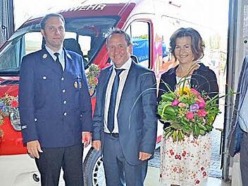 Spendenübergabe an die FFW Marktrodach für den neuen MTW (v. l.): André Kestel (1. Kommandant), Bürgermeister Norbert Gräbner, Maria und Reinhard Ultsch. Foto: K.- H. Hofmann