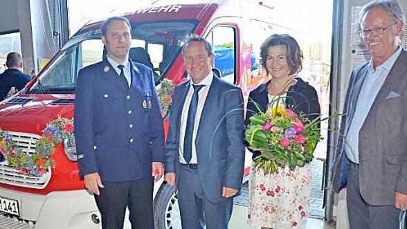Spendenübergabe an die FFW Marktrodach für den neuen MTW (v. l.): André Kestel (1. Kommandant), Bürgermeister Norbert Gräbner, Maria und Reinhard Ultsch. Foto: K.- H. Hofmann