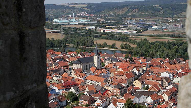 Ein schöner Blick durch die Zinnen der Burg auf Eltmann und das Maintal.