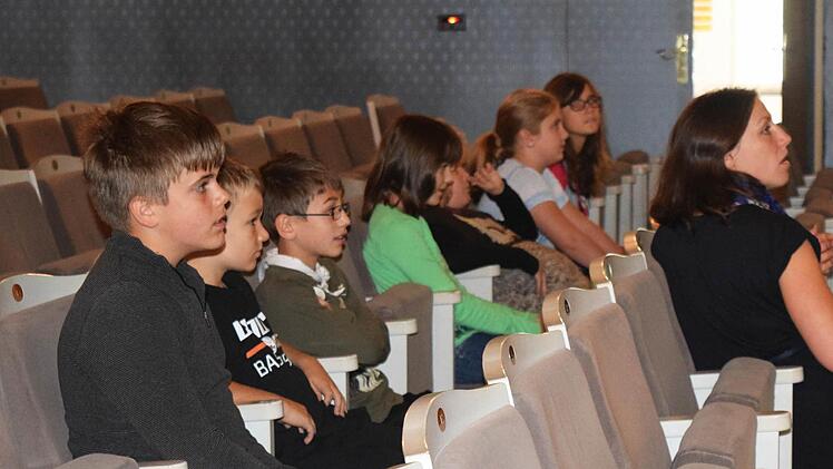 Türöffnertag im Landestheater Coburg: Kinder sehen zu beim Aufbau des Bühnenbildes für "Die Schatzinsel".Foto: Daniela Pondelicek