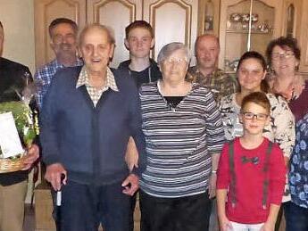Unser Bild zeigt (von links) Bürgermeister Eugen Hain, Jürgen Schmidt, Jubilar Emil Dresel, Urenkel Raphael Dresel, Ehefrau Hildegard Dresel, Adrian Wagner, Enkelin Ramona Dresel, Urenkel David Dresel, Barbara Wagner und Tochter Karin Feulner.  Foto: Klaus-Peter Wulf