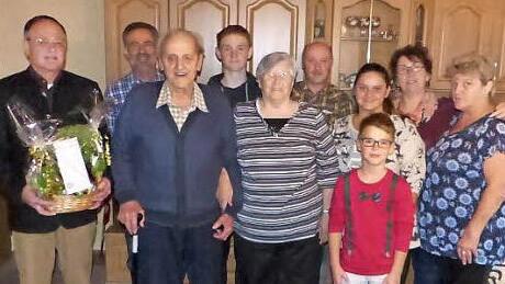 Unser Bild zeigt (von links) Bürgermeister Eugen Hain, Jürgen Schmidt, Jubilar Emil Dresel, Urenkel Raphael Dresel, Ehefrau Hildegard Dresel, Adrian Wagner, Enkelin Ramona Dresel, Urenkel David Dresel, Barbara Wagner und Tochter Karin Feulner.  Foto: Klaus-Peter Wulf