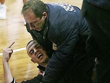 Alle Hände voll zu tun hatten die Sicherheitskräfte 2007, um einen aufs Feld gestürmten Belgrader "Fan" zu überwältigen. Foto: Archiv