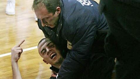 Alle Hände voll zu tun hatten die Sicherheitskräfte 2007, um einen aufs Feld gestürmten Belgrader "Fan" zu überwältigen. Foto: Archiv