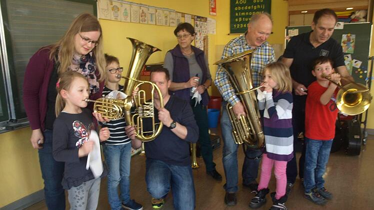 Auf unserem Foto einige Zweitklässler zusammen mit (von links) Musiklehrerin Isabell Schmitt, Klassenleiterin Edeltraud Ludwig sowie von den Vereinen Marco Braunschweig, Siegbert Keßler und Richard Dees. Foto: Stefan Geiger
