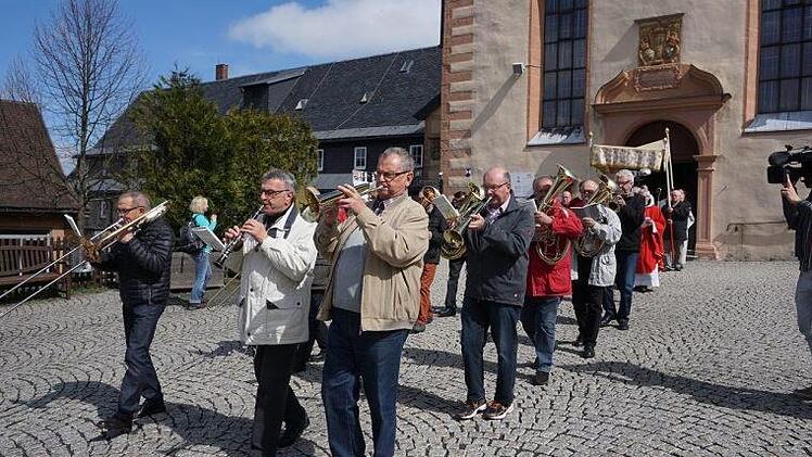 Das Kreuz wurde beim Hochfest Kreuzauffindung in der Prozession um die Klosterkirche getragen. Gefeiert wurde das Fest mit einem Pontifikalamt mit Bischof Friedhelm Hofmann.  Foto: Marion Eckert