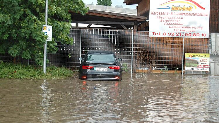 Unter Wasser stand der Parkplatz des Lidl-Marktes am Kreuzstein. Foto: Karl-Heinz Weber