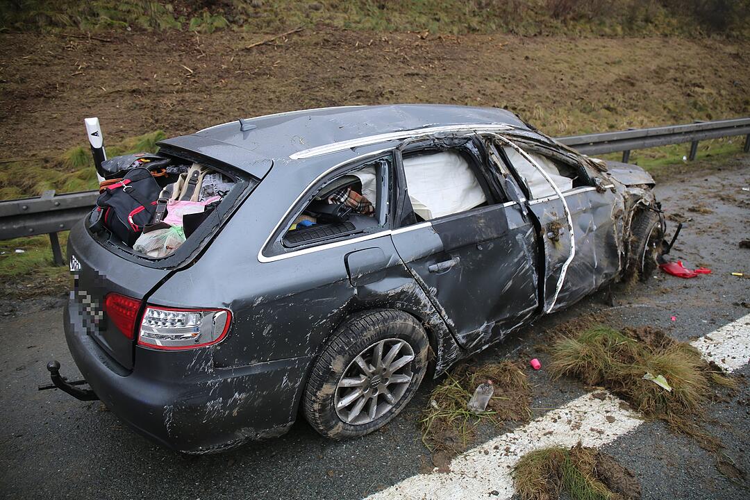 Unfall auf der A9: Familie mit Säugling schwer verletzt