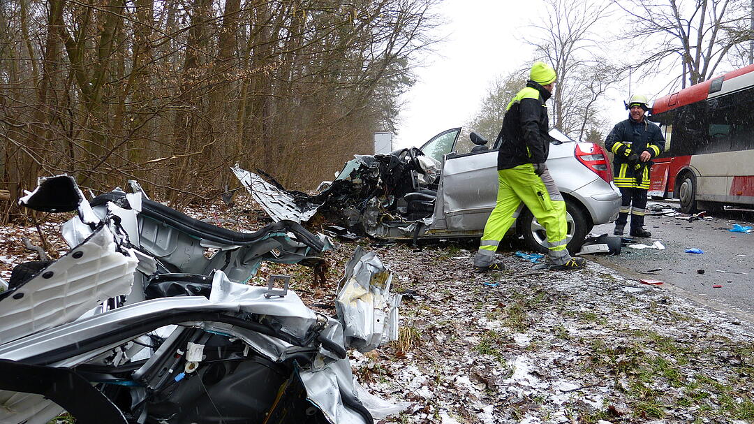 Unfall in Fürth: Auto kracht in Linienbus