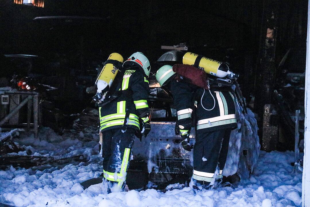Unterfranken: Zwei Verletzte bei Brand in Industriehalle
