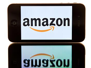 Amazon hat in den USA starke Zahlen vorgelegt - und gleichzeitig eine drastische Preiserhöhung für Prime-Kunden angekündigt. Traditioneller Weise dauert es nicht lange, bis derartige Teuerungen auch Deutschland erreichen. Symbolbild, Foto: Sebastian Kahnert/dpa