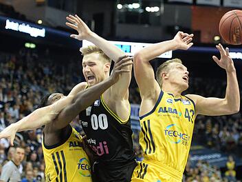 Für die Bayreuther um Erik Mika (Mitte) war bei Alba Berlin - wie in dieser Szene - nichts zu holen. Besonders in der zweiten Hälfte kam von Medi zu wenig. Foto: Peter Mularczyk