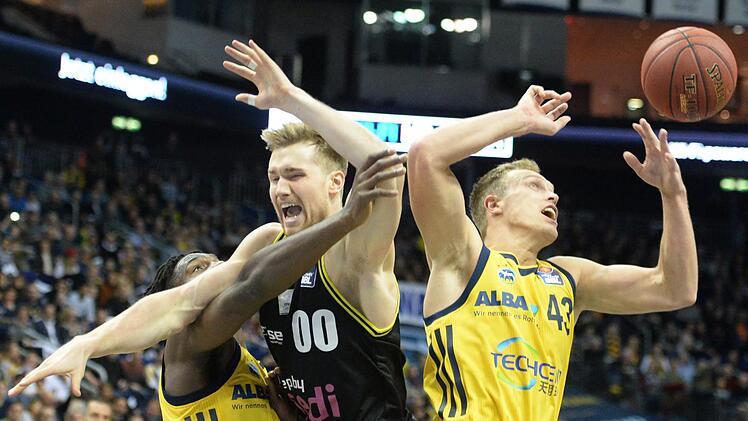 Für die Bayreuther um Erik Mika (Mitte) war bei Alba Berlin - wie in dieser Szene - nichts zu holen. Besonders in der zweiten Hälfte kam von Medi zu wenig. Foto: Peter Mularczyk