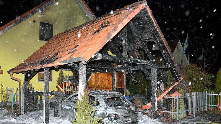 Mit rund zehn Fahrzeugen rückten am Montagabend die Feuerwehren und der Rettungsdienst zu einem Brand in Oerlenbach aus.  Foto: Peter Rauch