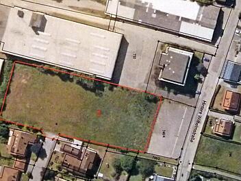Hier an der "Hinteren Wilhelmstraße" soll auf der Flurnummer 746/1 der Kindergarten-Container aufgestellt werden.  Repro: Lothar Weidner