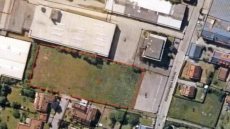 Hier an der "Hinteren Wilhelmstraße" soll auf der Flurnummer 746/1 der Kindergarten-Container aufgestellt werden.  Repro: Lothar Weidner