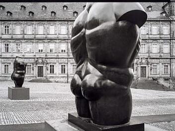 Die Botero-Figuren "Männlicher und weiblicher Torso" standen im Jahr 1998 am  Bamberger Domplatz. Foto: Gerhard Schlötzer