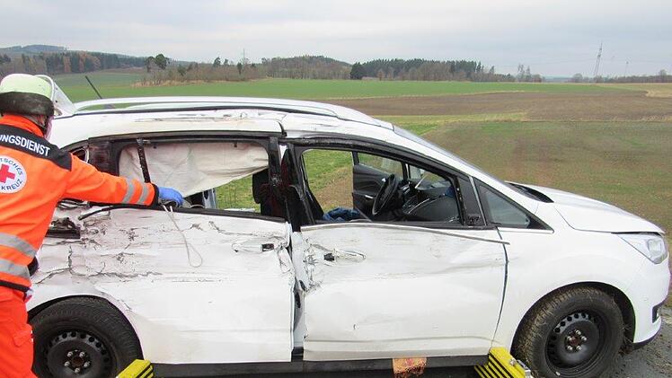 Unfall bei Hof: Zwei Verletzte