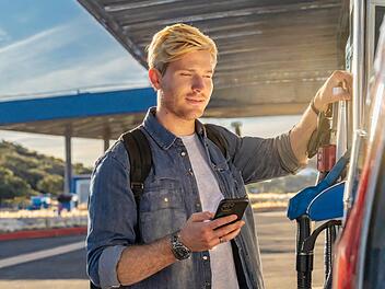 Darum ist das Handy beim Tanken verboten