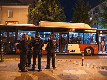Festnahmen und Verletzte nach Massenschl&auml;gerei zwischen Fu&szlig;ballfans in N&uuml;rnberg