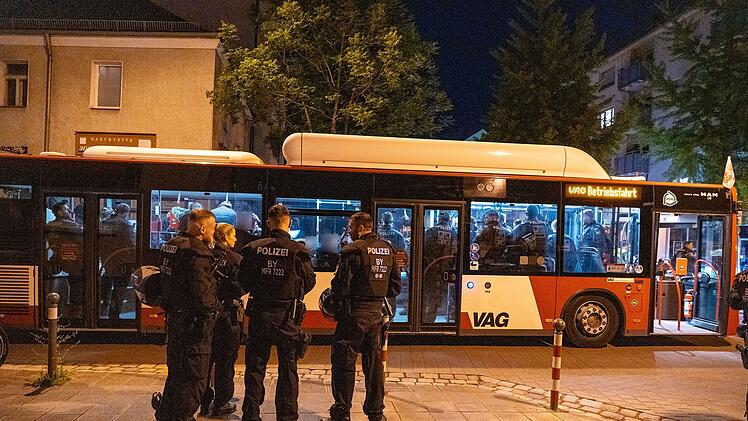 Festnahmen und Verletzte nach Massenschl&auml;gerei zwischen Fu&szlig;ballfans in N&uuml;rnberg