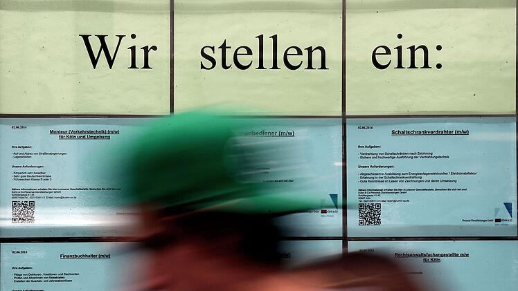 Stellenanzeigen hängen im Fenster einer Zeitarbeitsfirma