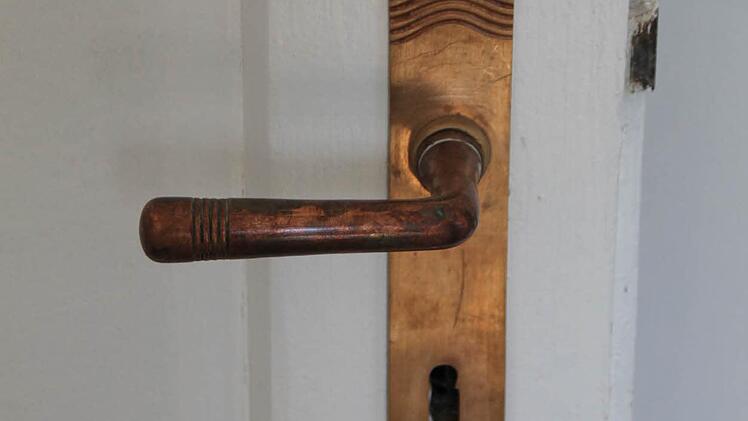 Die Türgriffe aus Messing stammen noch aus der Bauzeit. Foto: Ulrike Müller