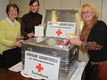 Doris Kleiner, Claudia Schnapp und Helga Ortmann (von rechts) sind drei von 18 Mitarbeiterinnen des Kreisauskunftsbüros Lichtenfels. Die wichtigsten Unterlagen haben sie in einer silbernen Notfallkiste verstaut, um sie an jeden Ort mitnehmen zu können, wo sie eingesetzt werden. Foto: Matthias Einwag