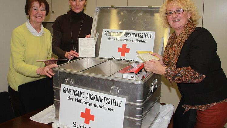 Doris Kleiner, Claudia Schnapp und Helga Ortmann (von rechts) sind drei von 18 Mitarbeiterinnen des Kreisauskunftsbüros Lichtenfels. Die wichtigsten Unterlagen haben sie in einer silbernen Notfallkiste verstaut, um sie an jeden Ort mitnehmen zu können, wo sie eingesetzt werden. Foto: Matthias Einwag
