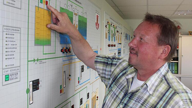Betriebsleiter Christof Himpel kontrolliert an der Schalttafel, ob alles funktioniert. Foto: Andreas Dorsch