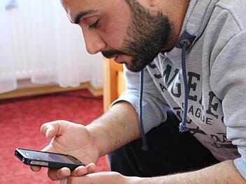 Das Warten ist für die Asylbewerber oft das Schlimmste. Das Bild zeigt Mohamed Shaker Safeyah, der mit seiner Frau und zwei Kindern aus Syrien geflohen ist. Mittlerweile hat die Familie, die in Volkers unterkam, die Anerkennung als Flüchtlinge bekommen. Foto: Ulrike Müller/Archiv