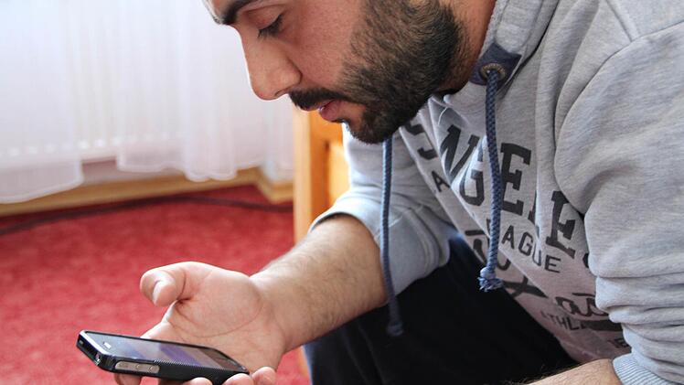 Das Warten ist für die Asylbewerber oft das Schlimmste. Das Bild zeigt Mohamed Shaker Safeyah, der mit seiner Frau und zwei Kindern aus Syrien geflohen ist. Mittlerweile hat die Familie, die in Volkers unterkam, die Anerkennung als Flüchtlinge bekommen. Foto: Ulrike Müller/Archiv