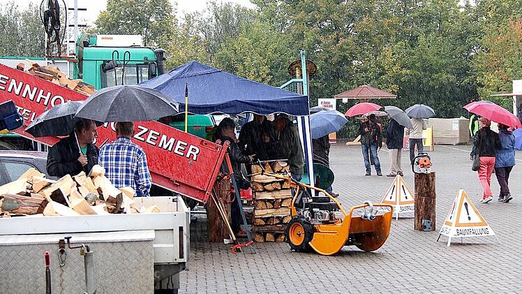Wald- und Holztag in Oberthulba: Die Gemeinde hat keinen Mangel an Holz, erklärte Bürgermeister Gotthard Schlereth.  Foto: Gerd Schaar/ Archiv