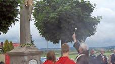 Das Wegkreuz in Grundfeld wurde von Pater Heribert aus Vierzehnheiligen gesegnet. Foto: Andreas Welz