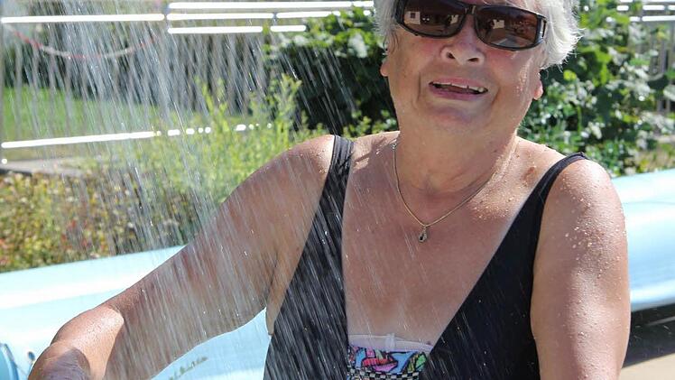 Walburga Kratky unter der Dusche Foto: Alexandra Kemnitzer
