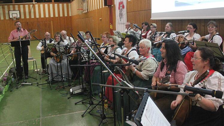 Die Klampfengruppe der Kultur- und Freizeitfreunde unter Leitung von Rudi Paul gestaltete den Abend musikalisch. Foto: Matthias Einwag