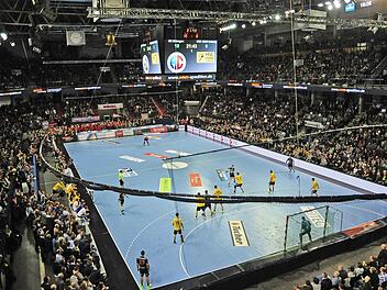 Tolle Stimmung! In der Nürnberg Arena verfolgten über 8000 Zuschauer das Erstligaspiel zwischen Erlangen und Coburg. Die Gastgeber hatten am Ende knapp mit 26:24 die Nase vorn.
