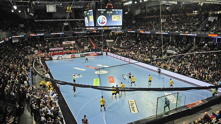 Tolle Stimmung! In der Nürnberg Arena verfolgten über 8000 Zuschauer das Erstligaspiel zwischen Erlangen und Coburg. Die Gastgeber hatten am Ende knapp mit 26:24 die Nase vorn.