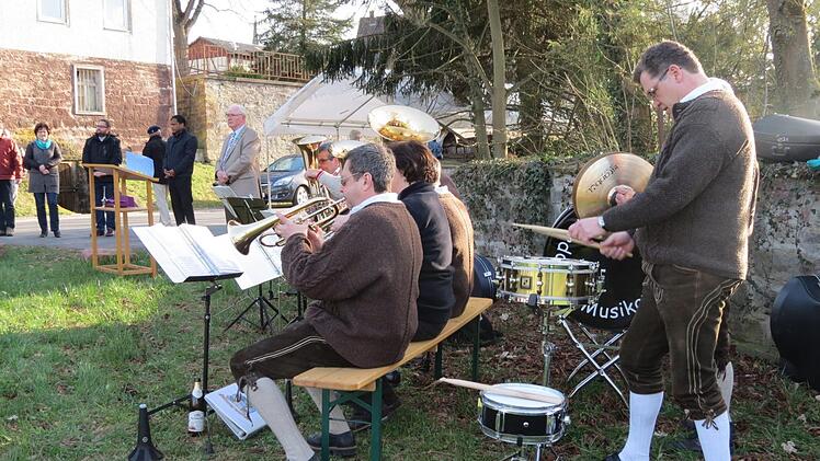 Die Euerdorfer Musikanten unterhielten zum Tag des Baumes. Foto: Doris Bauer