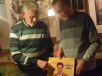 Burkhard Grempel und Klaus Gossler verbindet die Liebe zur Schallplatte - insbesondere die Werke von Elvis Presley haben es den beiden Sammlern angetan. Foto: Daniela Pondelicek