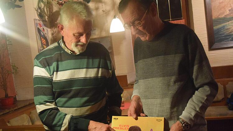 Burkhard Grempel und Klaus Gossler verbindet die Liebe zur Schallplatte - insbesondere die Werke von Elvis Presley haben es den beiden Sammlern angetan. Foto: Daniela Pondelicek