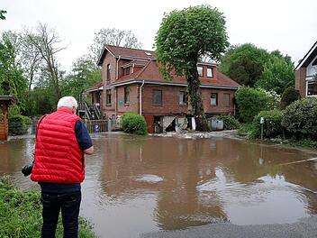 Schleswig-Holstein, Oststeinbek: Nach schweren Regenfällen läuft im Mühlenteich aufgestautes Wasser der Glinder-Au über dessen Ufer und durch das Erdgeschoß des historischen Mühlengebäudes. Nach Unwettern kam es in vielen Regionen Deutschlands zu Überschwemmungen - auch in Franken. Foto: Markus Scholz/dpa