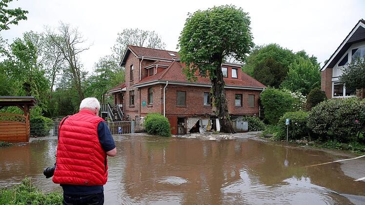 Schleswig-Holstein, Oststeinbek: Nach schweren Regenfällen läuft im Mühlenteich aufgestautes Wasser der Glinder-Au über dessen Ufer und durch das Erdgeschoß des historischen Mühlengebäudes. Nach Unwettern kam es in vielen Regionen Deutschlands zu Überschwemmungen - auch in Franken. Foto: Markus Scholz/dpa
