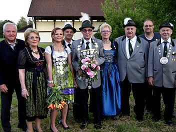 Das Königshaus (von links): Renate Turnwald (1. Ritterin), Christina Schug (Königin), Hans-Jürgen Schug (1. Schützenmeister), Udo Handke (König), Brunhilde Reichelt (2. Ritterin), Oberschützenmeister Fritz Turnwald (1. Ritter), Oliver Negwer (2. Ritter), Konrad Laux (Schießleiter).Andreas Welz