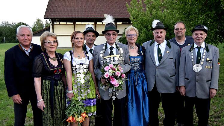 Das Königshaus (von links): Renate Turnwald (1. Ritterin), Christina Schug (Königin), Hans-Jürgen Schug (1. Schützenmeister), Udo Handke (König), Brunhilde Reichelt (2. Ritterin), Oberschützenmeister Fritz Turnwald (1. Ritter), Oliver Negwer (2. Ritter), Konrad Laux (Schießleiter).Andreas Welz