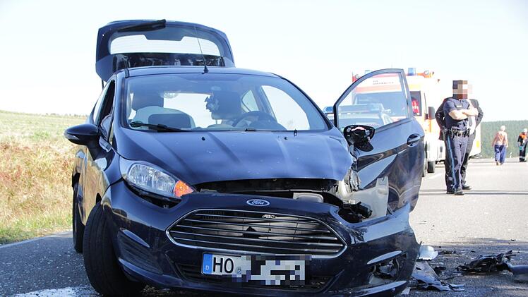 Zwischen Frimmersdorf und Dutendorf im Landkreis Erlangen-Höchstadt sind am Freitagmittag während eines Überholvorgangs zwei Pkw zusammengestoßen. Foto: Christian Bauriedel