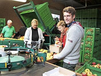 Clemens Schmitt (vorne rechts) hat seit 1. Juli den elterlichen Hof in Reichenbach übernommen. Momentan herrscht Hochsaison, denn die Apfelernte ist in vollem Gange. Die Familie und Helferinnen aus Reichenbach arbeiten Hand in Hand.  Fotos: Heike Beudert